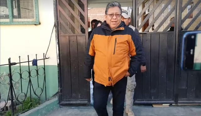 Flores Ancachi, tras salir de sede policial de Puno, dijo que se presentará a juicio y que además retomará su viaje a China. Foto: La República