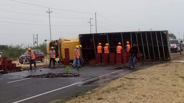 Los trabajadores de la empresa distribuidora llegaron para despejar la vía. Foto: difusión