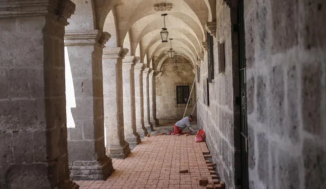 Hasta el lunes por la mañana, trabajadores continuaban realizando el cambio de piso en el segundo patio. Según la gerencia de Centro Histórico, la obra no tiene autorización. Foto: Rodrigo Talavera/La República