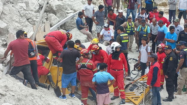 Final feliz. Los rescatistas pudieron sacar con vida al joven obrero. Foto: Alerta Informativa Sechura