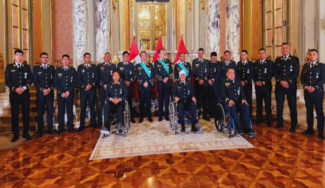Los efectivos de la PNP fueron decorados en el salón Dorado del Palacio del Gobierno. Foto: Bárbara Mamani, La República