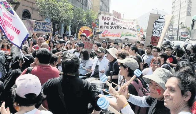 Manifestaciones en el centro de lima. Cientos de estudiantes de las escuelas de arte exigieron al MEF que no recorte presupuesto de sus instituciones. Foto: John Reyes/La República