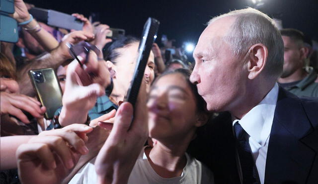 Vladimir Putin besó y abrazó a los residentes de Derbent. Foto: EFE - Video: @ActualidadRT/Twitter