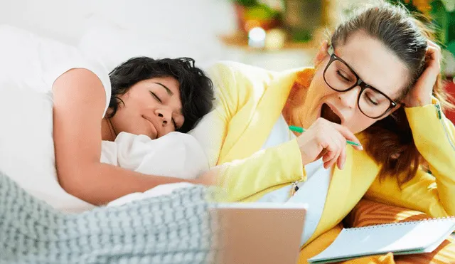 Tener mucho sueño durante el día puede deberse a factores internos y externos que afectan el sueño. Foto: composición LR/Freepik/difusión