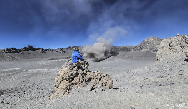 En la boca del volcán. Especialistas del IGP llegaron hasta la superficie del cráter del Ubinas. Tomaron muestras para determinar avance de la erupción. Foto: La República