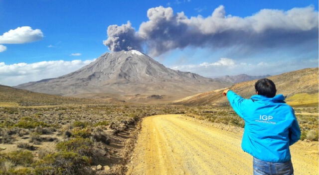 Emisiones del volcán Ubinas vienen siendo registradas por técnicos del IGP. Foto: La República