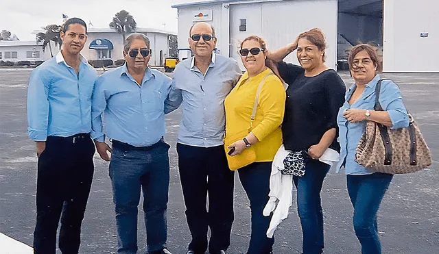 De izq. a der., el segundo es Jesús Vásquez. Siguen Fidel Ramírez; su hija Nancy Ramírez y su esposa, Nancy Gallegos, en shopping de aviones en Miami, EE. UU. Foto: difusión