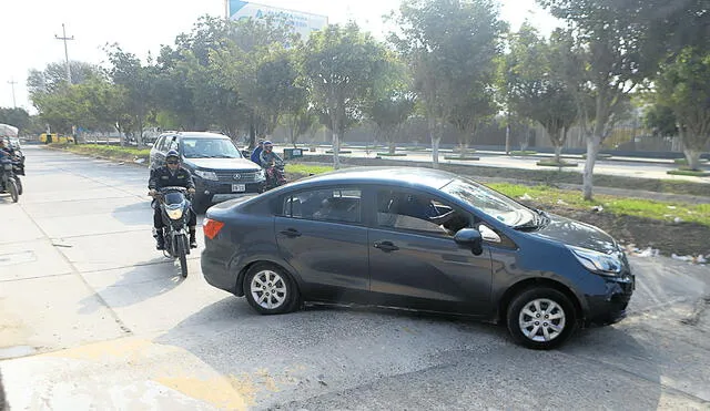 Es enorme. Avenida Fitzcarrald, cerca al aeropuerto José Quiñones Gonzáles, con un rompemuelle que obstaculiza el tránsito. Foto: Clinton Medina/La República