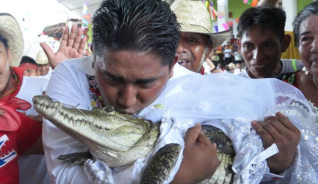 Víctor Hugo Sosa, el alcalde de San Pedro Huamelula, junto con su esposa, una caimán. Foto: AFP - Video: AFP