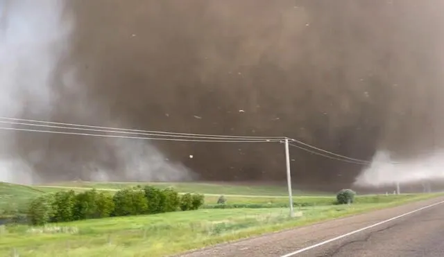 Un inmenso tornado deja varias casas dañadas y posibles heridos. Foto: Twitter/DatosAme24