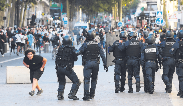 Enfrentamientos. Agentes antidisturbios intentan detener el avance de decenas de manifestantes en las calles de Marsella. Foto: AFP