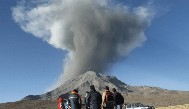 Volcán Ubinas en erupción. Foto: IGP