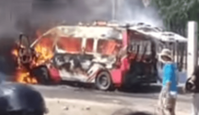 Fuego dejó combi en escombros. Foto y videos: Hco TV/La Libertad Ahora