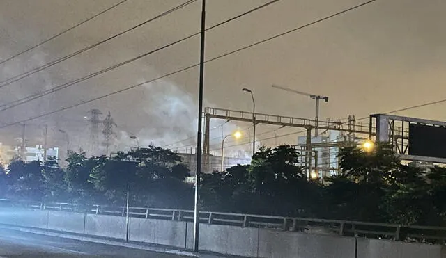 Una descarga eléctrica en una planta de Luz del Sur ocasionó apagón en varios distritos de Lima. Foto: Twitter/cholega