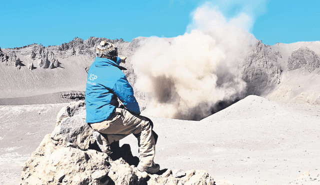 Monitoreo. Especialistas del IGP llegaron al cráter del volcán Ubinas y vieron que ha empezado su proceso de erupción, el cual se da cada cuatro años. Foto: difusión