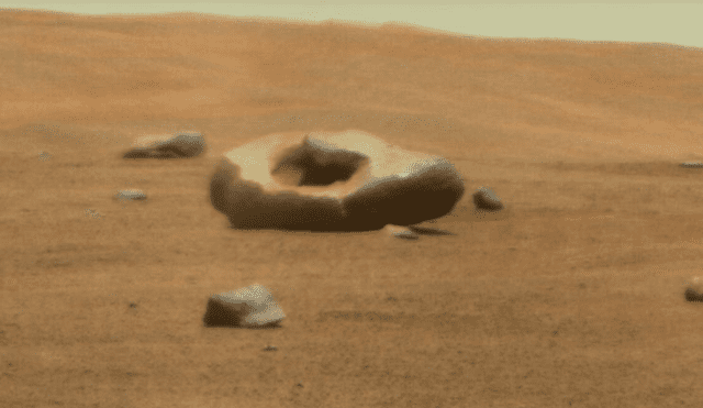 La roca con forma de rosquilla captada por el róver Perseverance. La fotografía fue tomada el 22 de junio de 2023. Foto: NASA