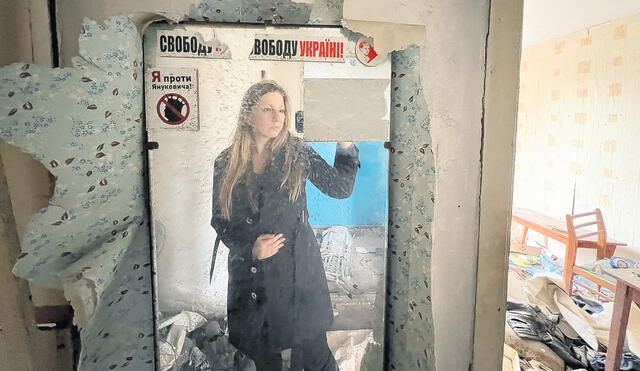 En el frente. Reciente fotografía de la escritora ucraniana Victoria Amelina mientras rastreaba nuevas pruebas de los crímenes de guerra rusos en Ucrania. Foto: EFE