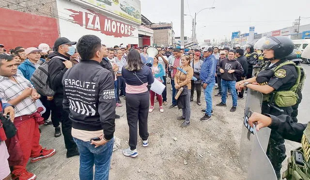 Afectados. Cientos de pasajeros se perjudicaron con el bloqueo realizado por choferes de combi que piden seguir operando. Foto: Rosario Rojas/La República