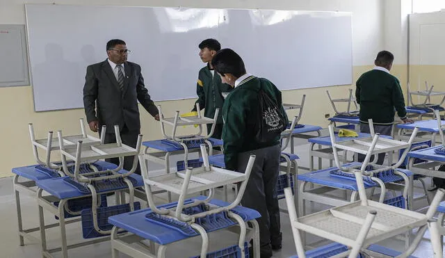 Día del Maestro. Este 6 de julio se conmemora la fecha. Se estima que en Arequipa, el salario promedio de los docentes oscila entre 2.850 y 3.135 soles. Foto: Rodrigo Talavera/ La República