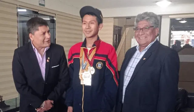 Alcalde de Arequipa entregó apoyo a ajedrecista. Foto: Leonardo Cahuapaza/Facebook