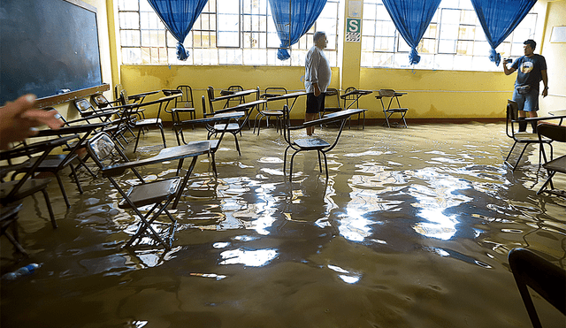 Inundados. Gerente de Educación busca resguardar colegios ante el fenómeno El Niño Global. Foto: Clinton Medina/La República
