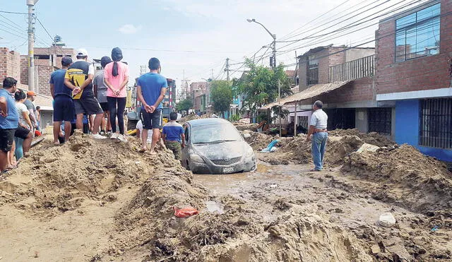 Damnificados. Los desbordes de quebradas causan estragos en la población de Trujillo. Foto: difusión