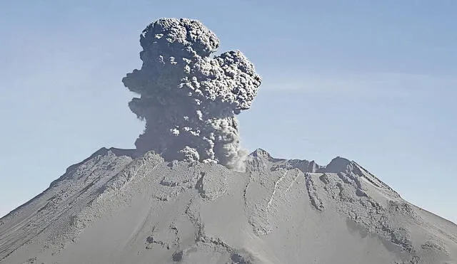 El Ubinas es el volcán más activo del país. Después de cuatro años, ayer comenzó su fase eruptiva. Columnas de cenizas alcanzaron los 5 kilómetros. Foto: Observatorio Vulcanológico del Ingemmet