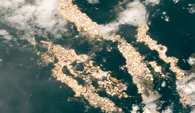 Pozos de prospección de oro cerca del río Inambari, en Madre de Dios. Foto: NASA
