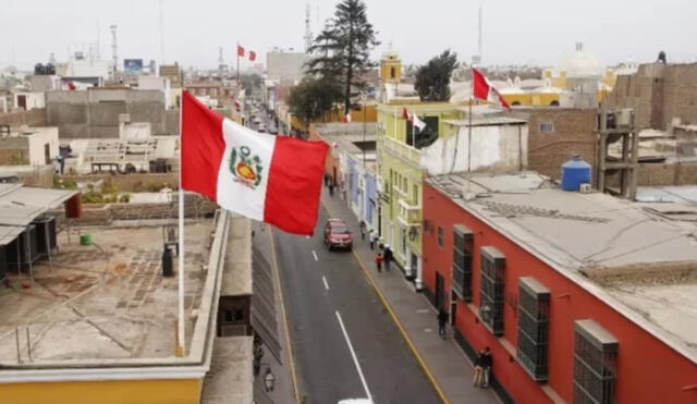 Banderas del Perú en casas por Fiestas Patrias. Foto: Difusión