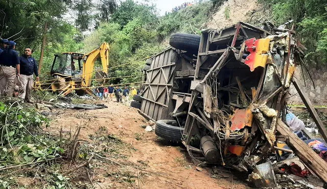 El autobús quedó aplastado tras caer de una altura de más de 20 metros. Foto: AFP - Video: Milenio/YouTube