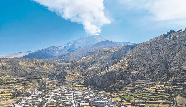 En peligro. Las explosiones en el volcán han diseminado cenizas a varios kilómetros, lo que pone en riego a la población, las plantaciones y el ganado. Foto: Rodrigo Talavera/La República