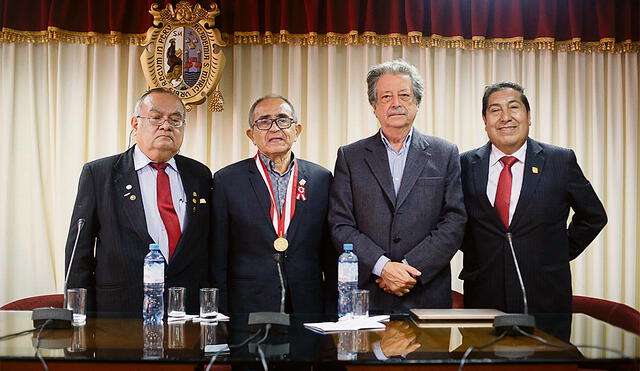 Cátedra. Jorge Manco, Pedro Barrientos (decano de la facultad), Humberto Campodónico y Oleg Valladares durante el foro. Foto: Félix Contreras/La República