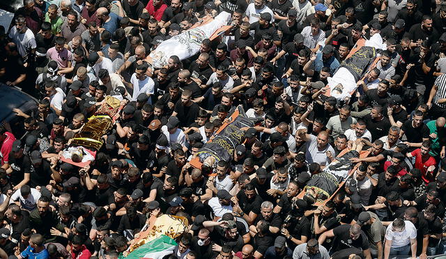 Duelo palestino. Cientos de ciudadanos acompañaron los restos de los jóvenes milicianos muertos durante el ataque israelí. Foto: EFE