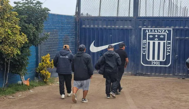 Barristas de Alianza Lima ingresaron al recinto ubicado en Lurin para pedir explicaciones. Foto: Rosario Rojas/La República