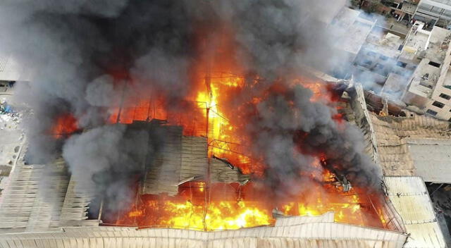 Gran incendio en SJL inició a las 3 de la tarde del último viernes 7 de julio. Foto: difusión