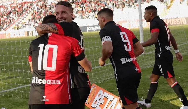 Tridente. Lavandeira abraza a Martínez luego de sus dos golazos. Melgar pudo abrir una defensa cerrada con buen fútbol. Foto: Rodrigo Talavera/La República