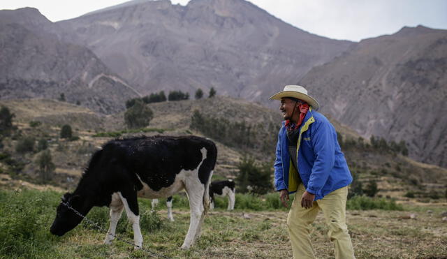 Casi abandonado. Tomás señala que no le tiene miedo al volcán y no se moverá hasta que haya un plan de reasentamiento. Foto: La República