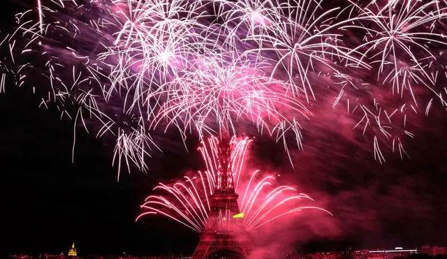 Fuegos artificiales encienden la Torre Eiffel como parte de las celebraciones anuales del Día de la Bastilla en París. Foto:Anne-Christine Poujoulat/AFP