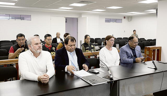 Complicados. Fernandini y Goray compartieron espacio en la audiencia del sábado y luego permanecen recluidos en sede policial en Lima. Foto: Poder Judicial