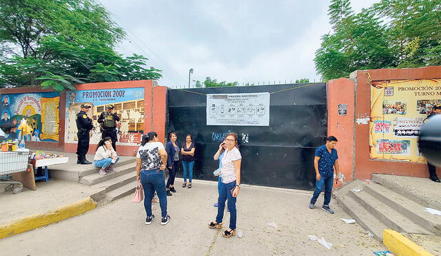 Sin examen. En el colegio San Miguel de Piura un grupo de docentes quedó fuera del plantel y no pudo rendir el examen de ascenso de la escala magisterial. Foto: difusión