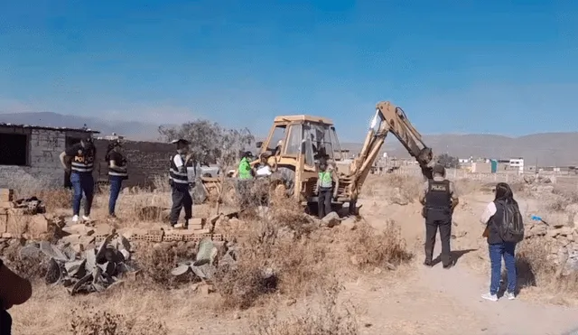 Diligencias. Usaron cargador frontal para recuperar restos que estaban en silo. Foto: La República