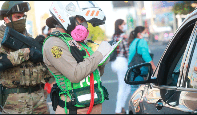 El policía de transito es el elemento encargado de colocar las infracciones en una vía. Foto: Andina