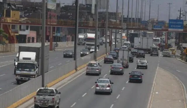 Lima Expresa procedió con la clausura temporal del carril debido a obras de reforzamiento en dos puentes peatonales. Foto: Difusión