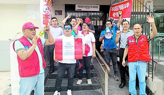 Protesta. Trabajadores buscan ser escuchados por el MEF. Foto: Maribel Mendo/La República