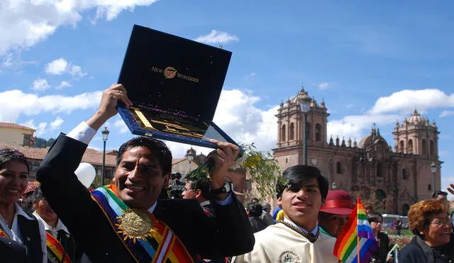 En 2007, el entonces alcalde de Machupicchu, Edgar Miranda, recibió placas dorada y plateada, además de pergamino. Foto: La República