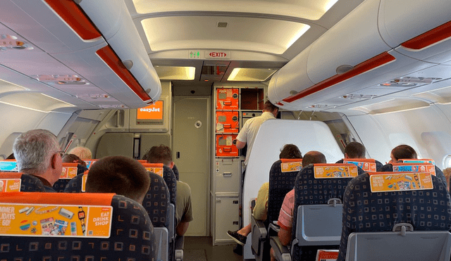El piloto ofreció 500 euros a cada uno de los pasajeros que accedan a bajar del avión. Foto: EasyJet