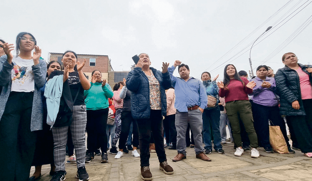 Indignados. Padres de familia del colegio Fe y Alegría reclaman respuestas. Temen por el bienestar de sus hijos y demandan medidas de seguridad. Foto: Vanessa Sandoval/La República