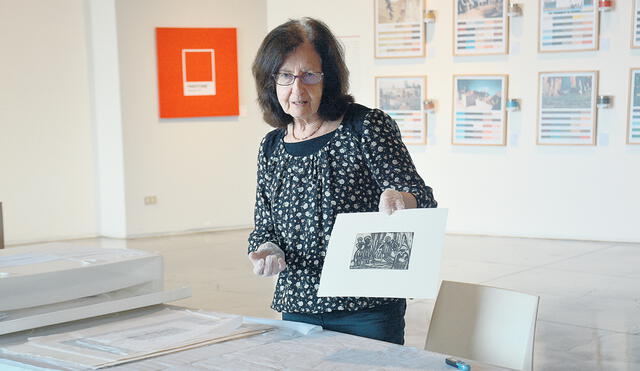 La artista. Peruana-francesa Olga Verme-Mignot con uno de sus grabados donados al LUM. Foto: LUM