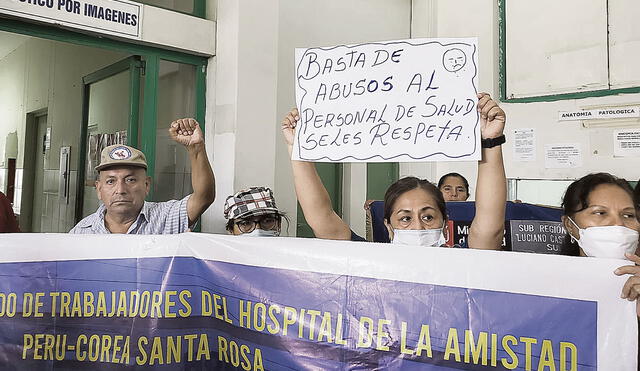 Protesta. Trabajadores de Salud realizaron protesta en el hospital Santa Rosa de Piura. Foto: Almendra Ruesta/La República