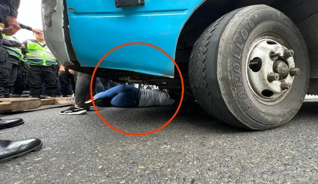 La mujer se metió debajo del vehículo para impedir que este sea enganchado a la grúa de la ATU. Foto: composición LR / ATU